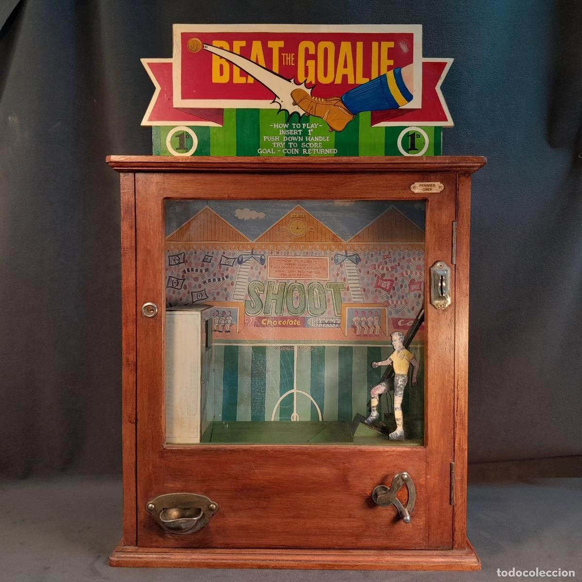 Antiques: M&Aacute;QUINA RECREATIVA MEC&Aacute;NICA BEAT THE GOALIE. SIGLO XX
