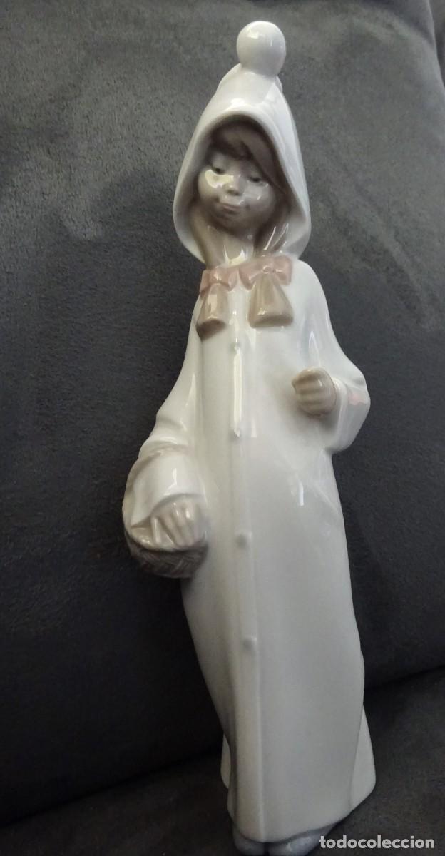 Antig&uuml;edades: NI&Ntilde;A CON T&Uacute;NICA Y CESTA, CESTO, PORCELANA LLADR&Oacute;