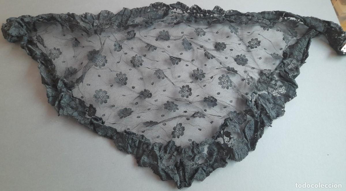 Antig&uuml;edades: mantilla triangular de encaje negro, con su etiqueta original, 110x55cm aprox