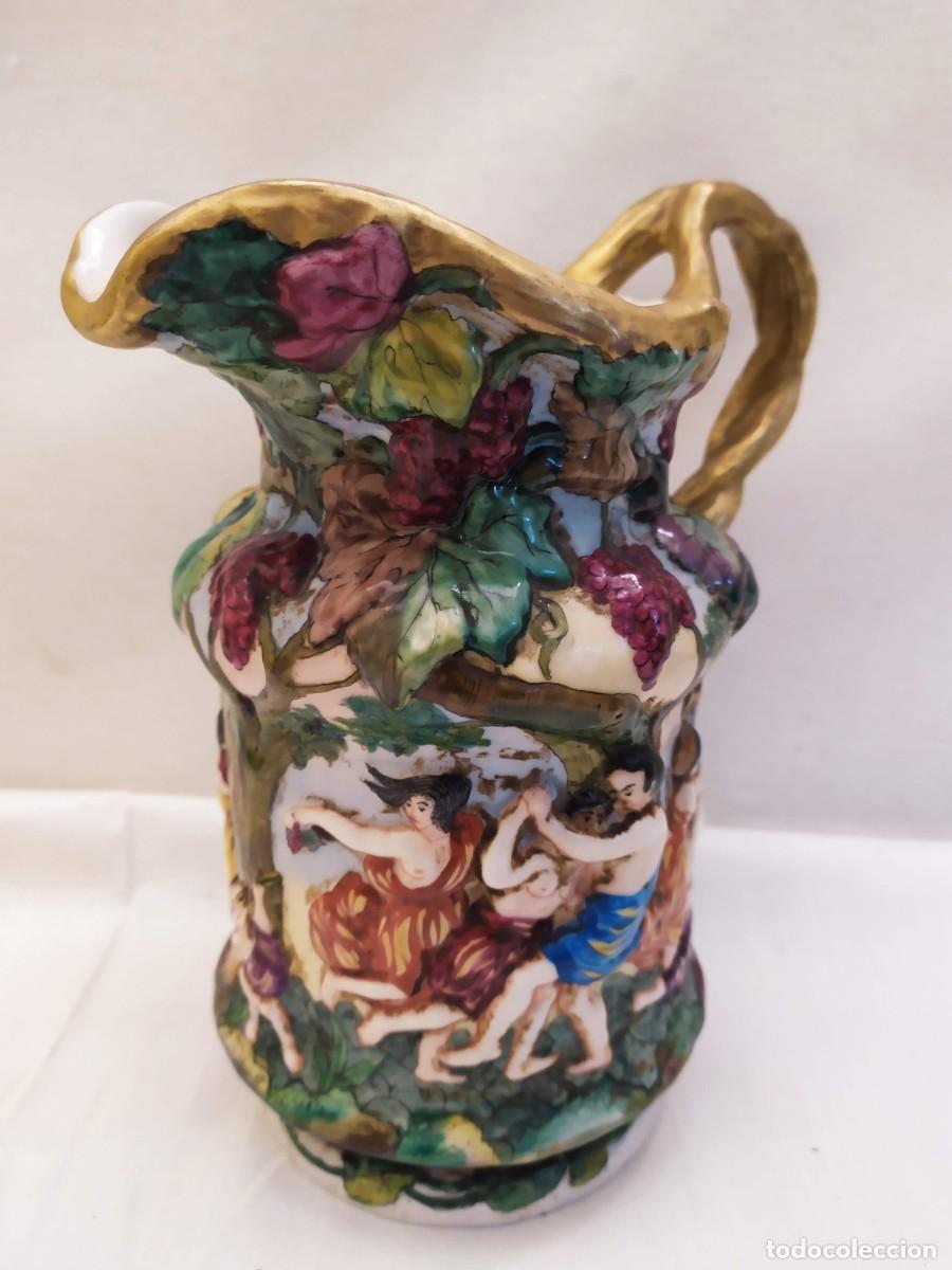 Antiquit&auml;ten: Jarra de porcelana con motivas de la vi&ntilde;a. Los dioses y el vino. Capodimonti. 19x17cm