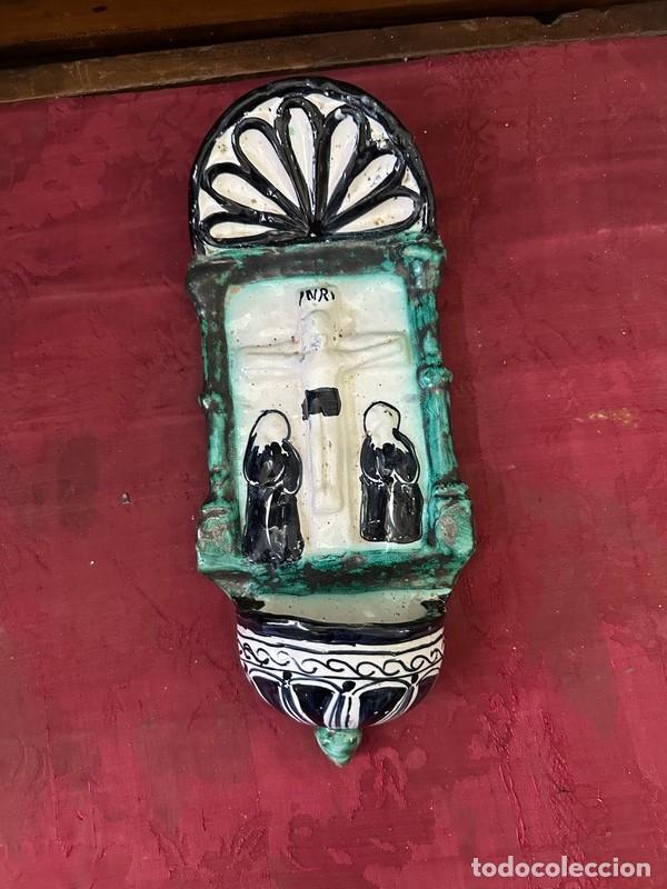 Antig&uuml;edades: BENDITERA DE CER&Aacute;MICA CON ESMALTE , CALVARIO , CRISTO CON SAN JUAN Y LA VIRGEN MARIA