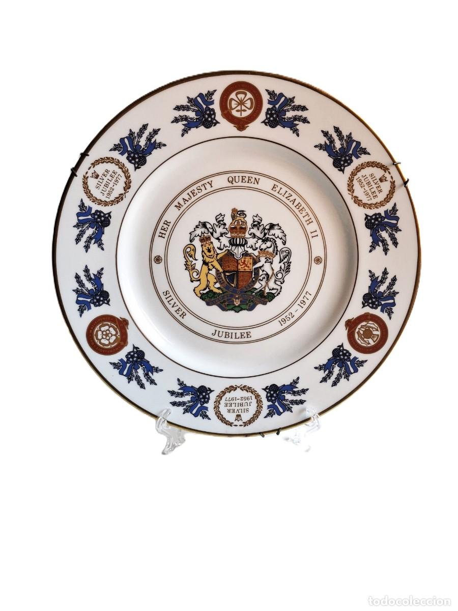 Antig&uuml;edades: PLATO CONMEMORATIVO DEL JUBILEO DE PLATA DE LA REINA ISABEL II 1977, COALPORT 27 CM DIAMETRO