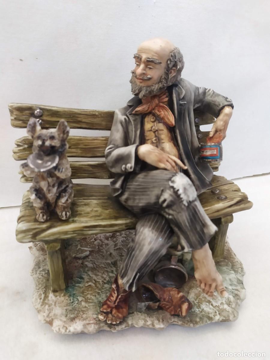 Antiguidades: Figura de porcelana Capodimonti. Mendigo o vagabundo. 20x20x13cm