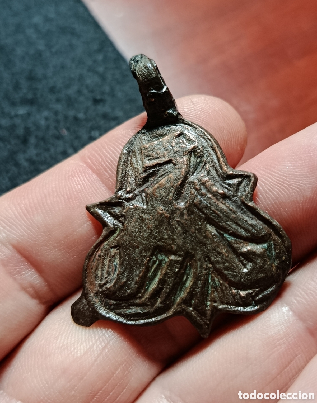 Oggetti Antichi: ANTIGUO PINJANTE MEDIEVAL DE COBRE CON ESCUDO DE DRAGON