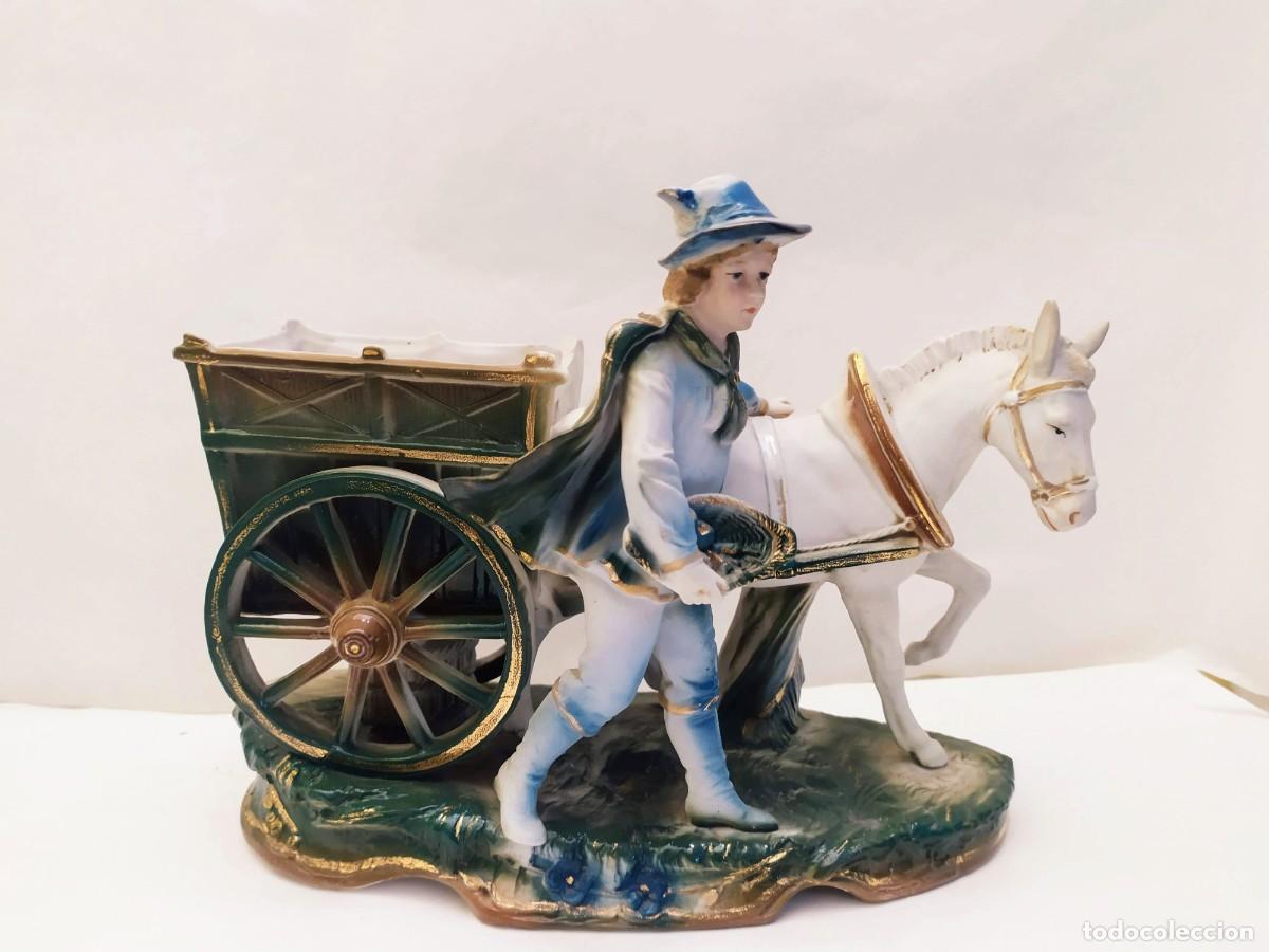 Antiquit&eacute;s: Figura de biscuit. Joven con carro y caballo. 24x19x10cm