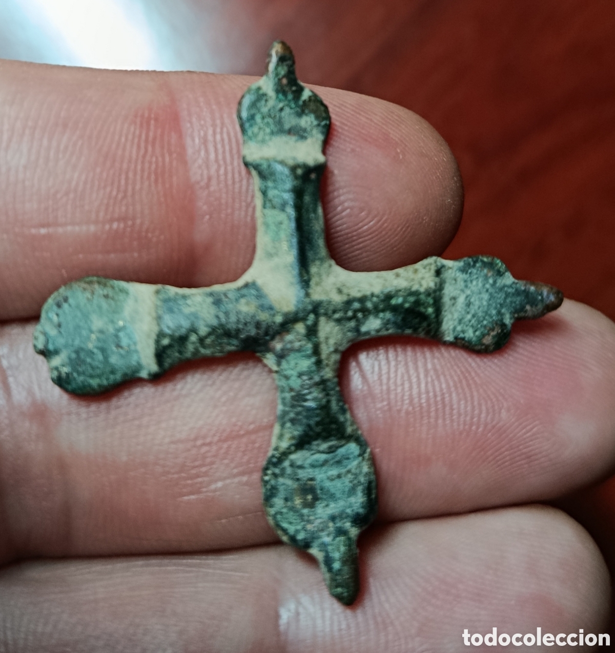 Antiguidades: Bonita cruz medieval en bronce , siglo XII-XV
