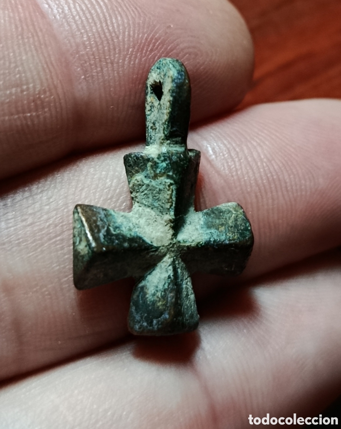 Antiguidades: Bonita cruz medieval en bronce o cobre , siglo XII-XV PINJANTE