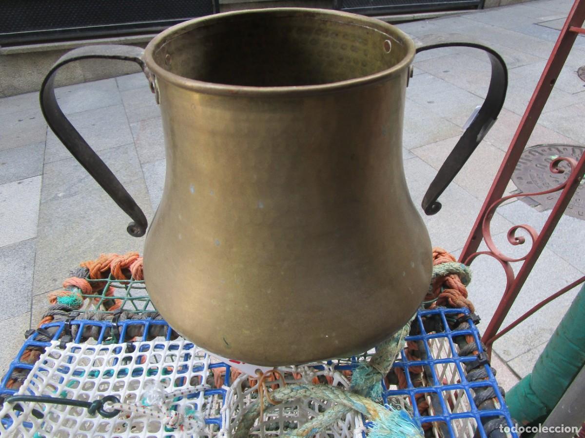 Antiguidades: Caldereta metal batido, asas de herrero remachadas, 23cm alto y 23 di&aacute;metro en la panza 1kg limpio+