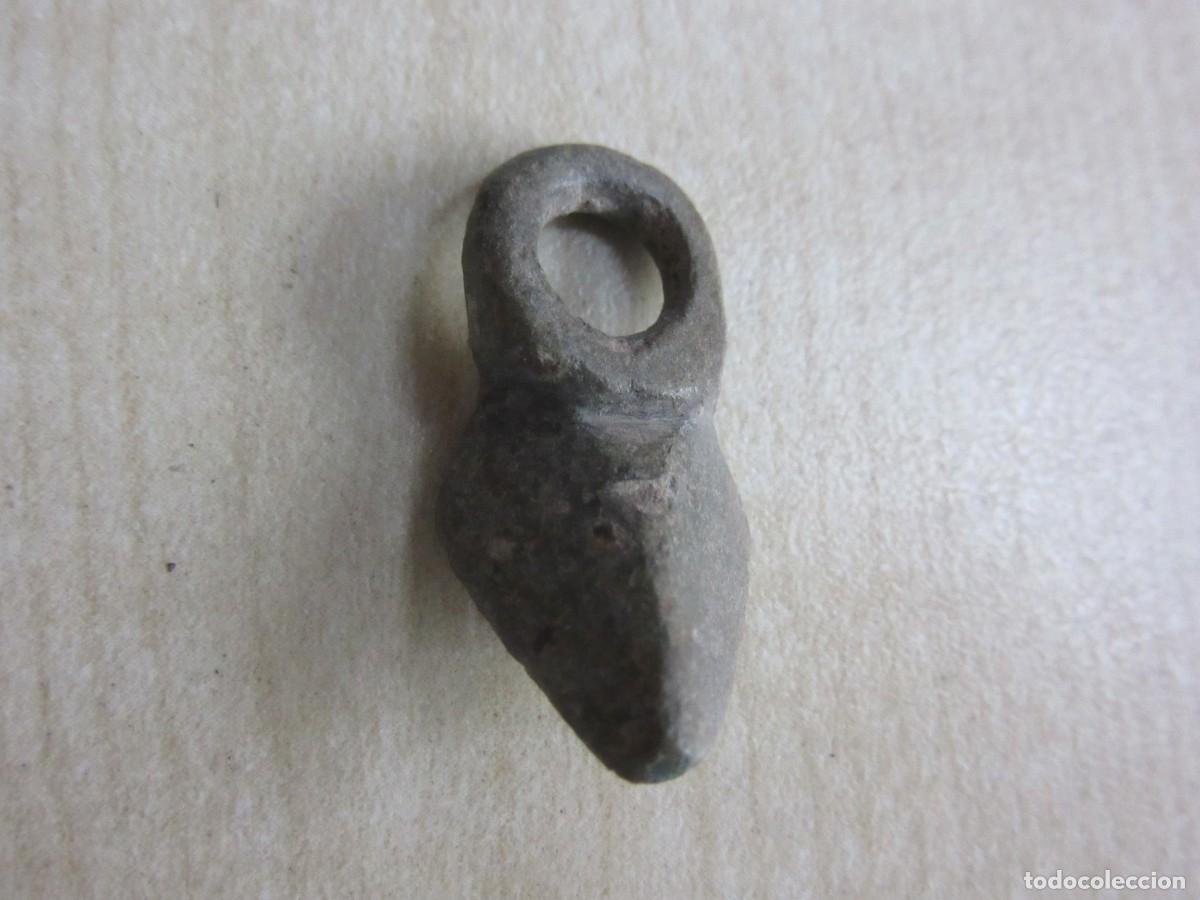 Antig&uuml;edades: Asa de s&iacute;tula (recipiente ) de bronce de &eacute;poca romana Medidas 2,4 x1,2 cm