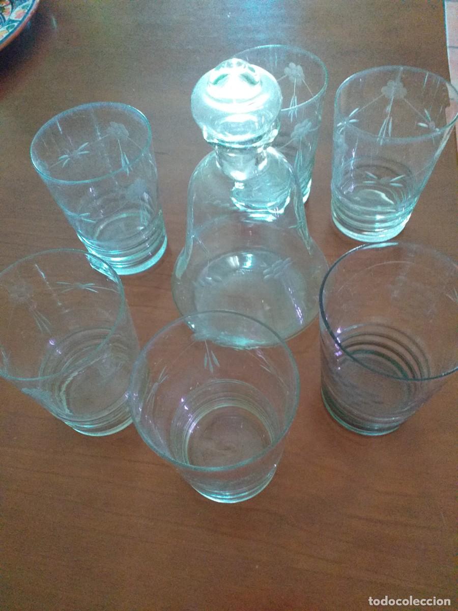 Antig&uuml;edades: 6 vasos de agua y botella