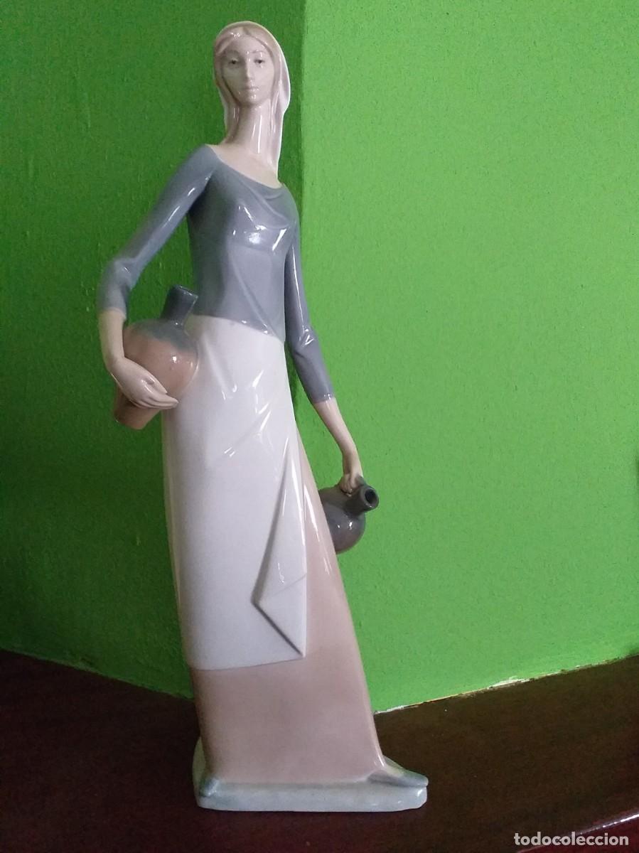 Antig&uuml;edades: Figura representando a una aguadora. Lladr&oacute; - Foto 1