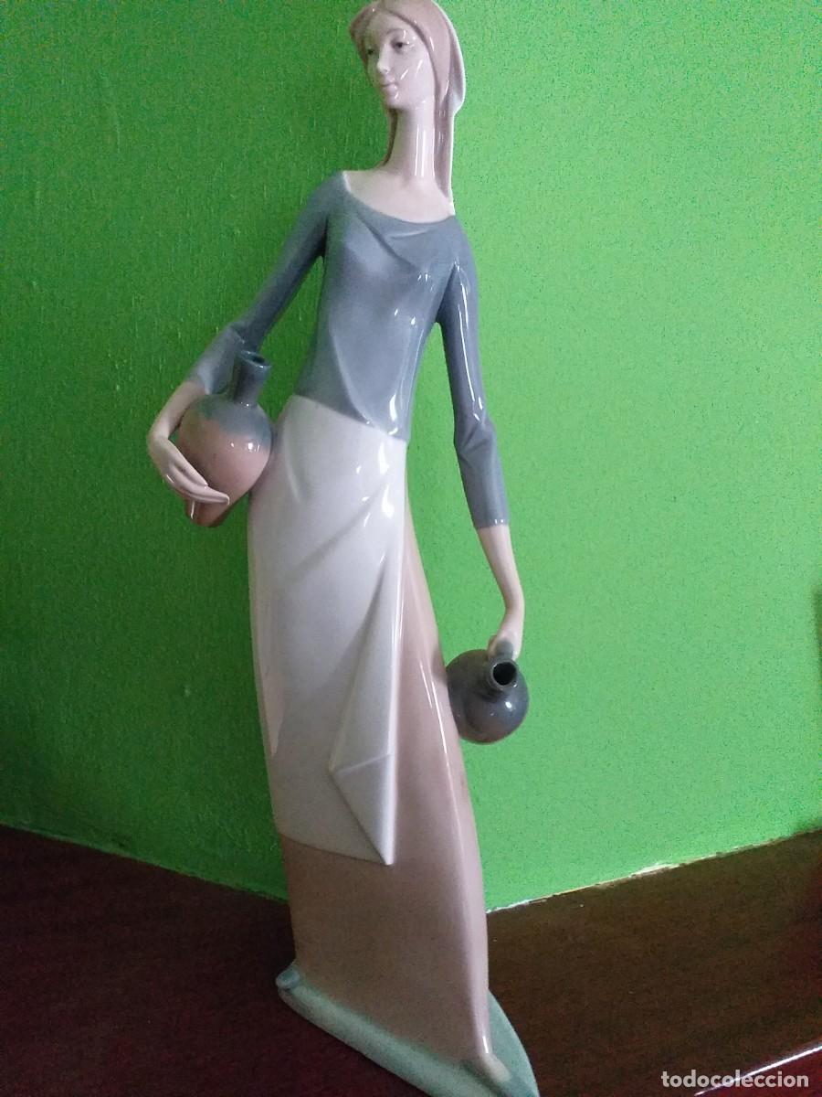 Antig&uuml;edades: Figura representando a una aguadora. Lladr&oacute; - Foto 2