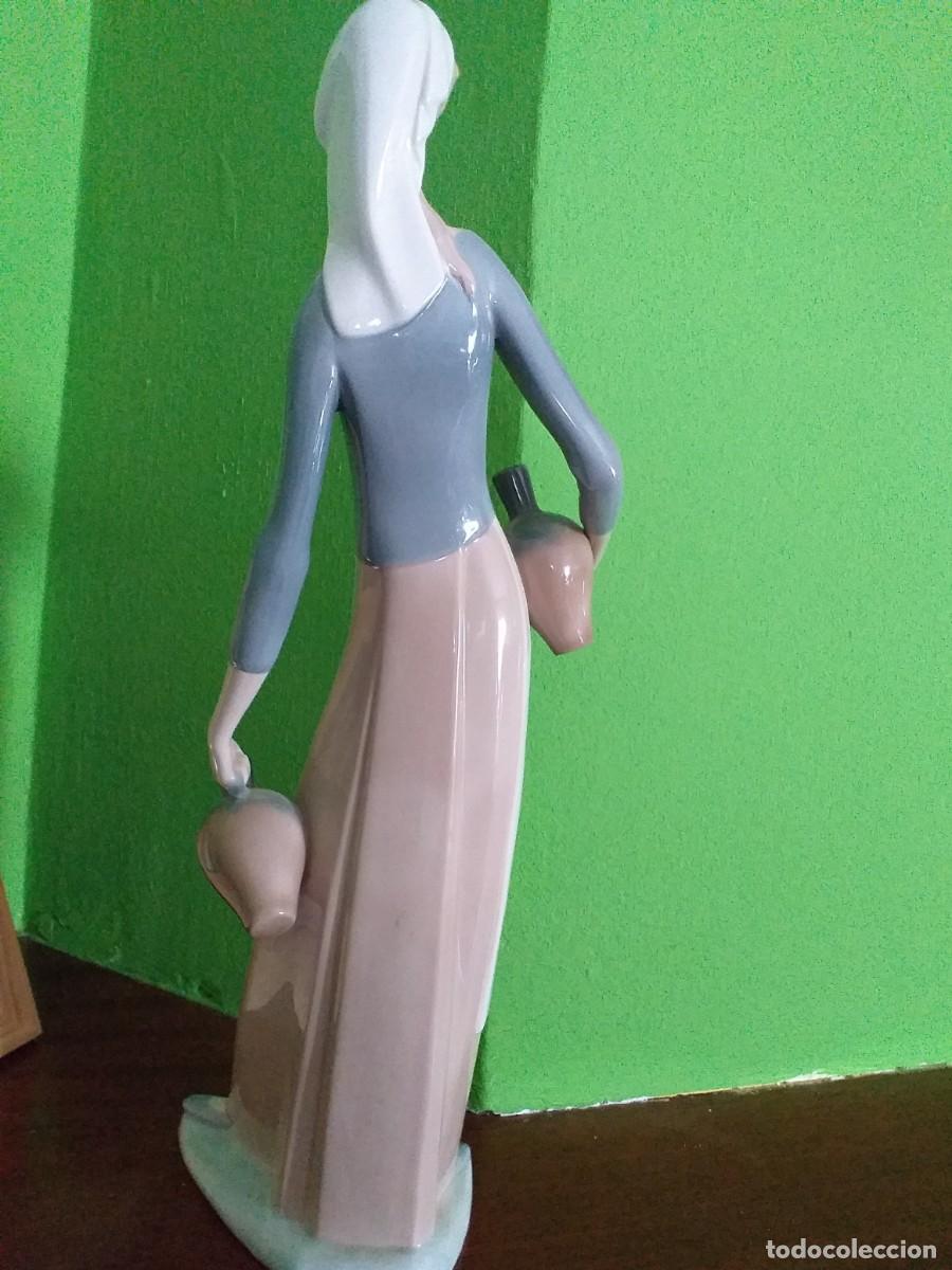 Antig&uuml;edades: Figura representando a una aguadora. Lladr&oacute; - Foto 3