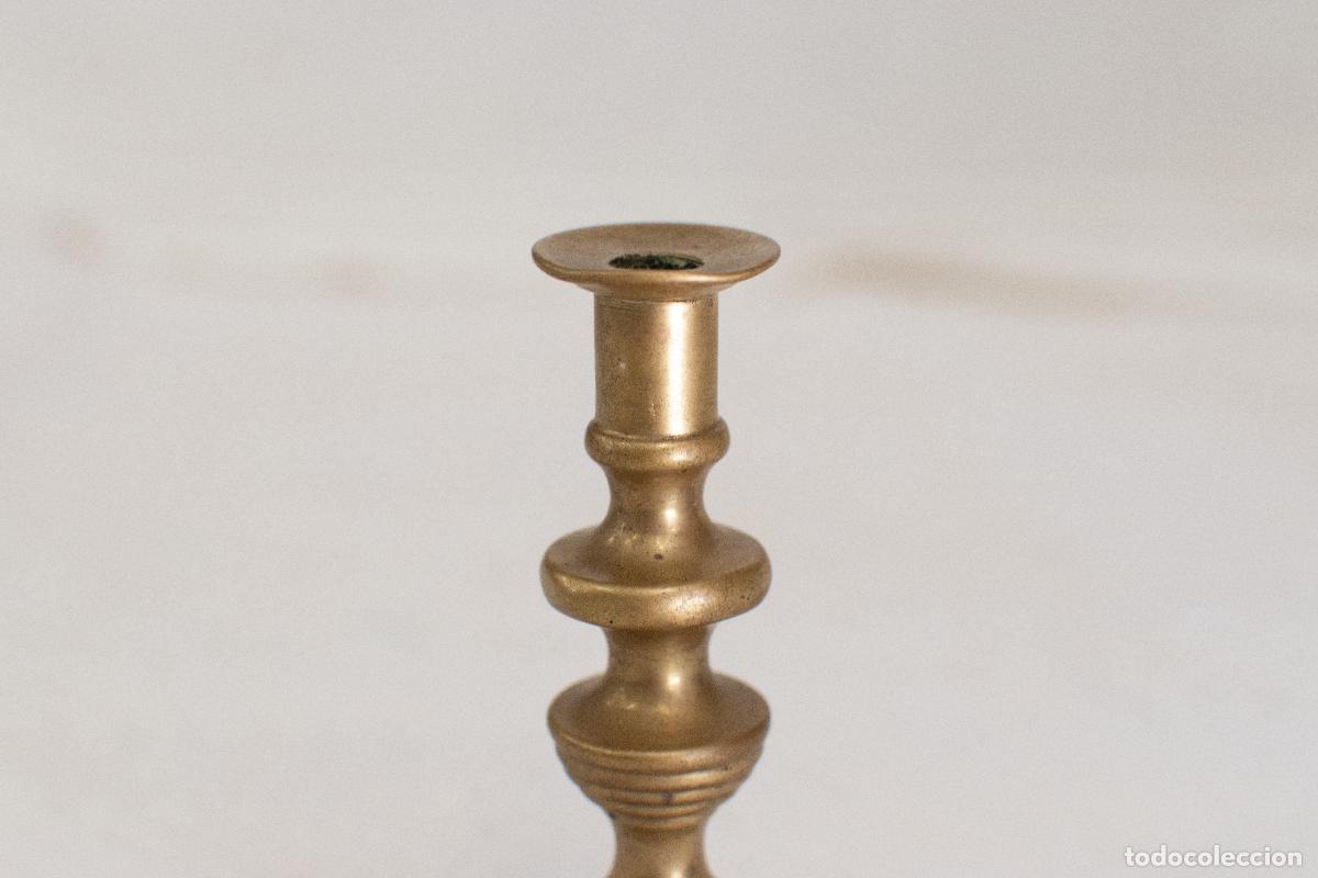 Antig&uuml;edades: Candelero de bronce antiguo - Foto 3