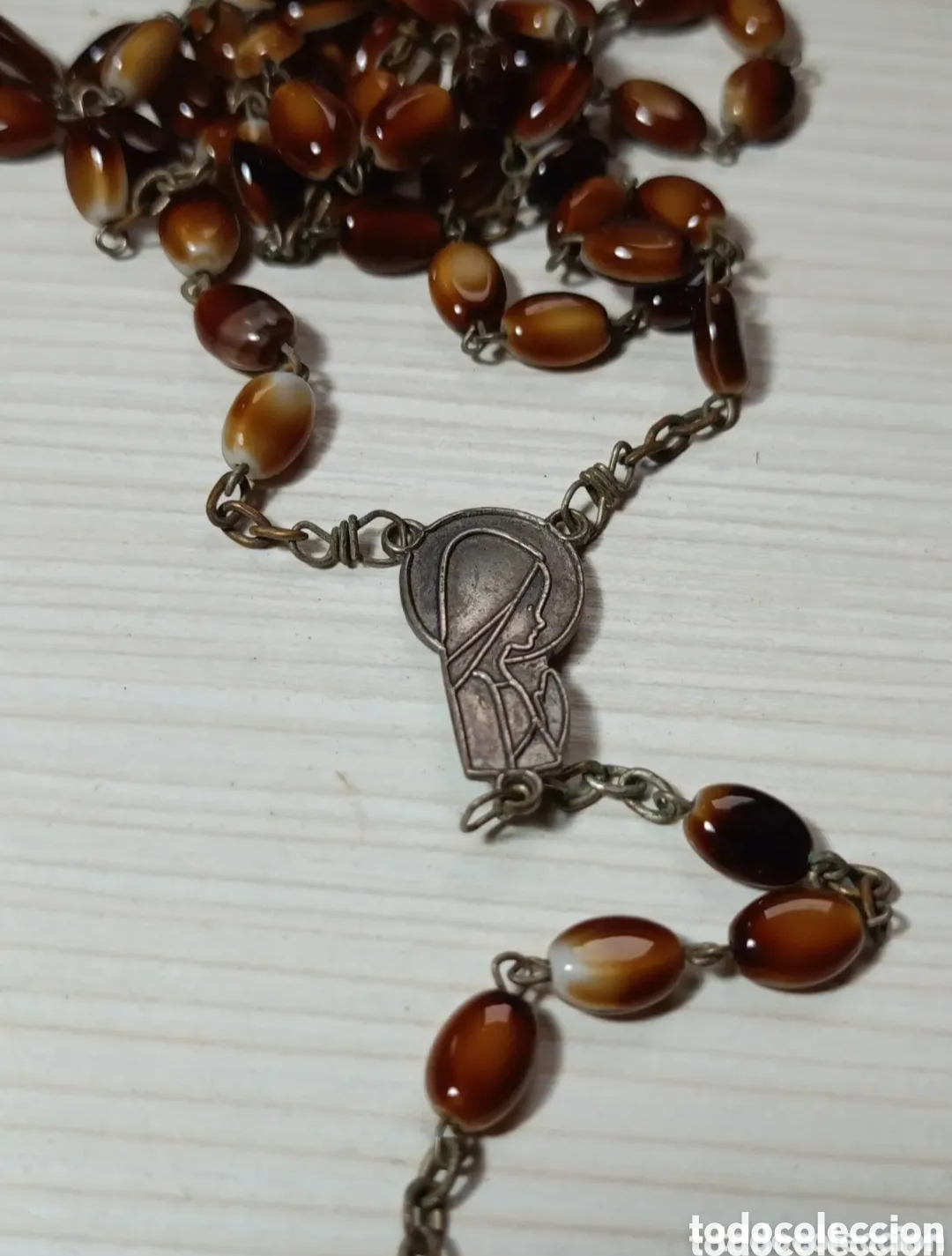 Antig&uuml;edades: Antiguo rosario con cuentas piedra marr&oacute;n virgen ni&ntilde;a y cristo en la cruz