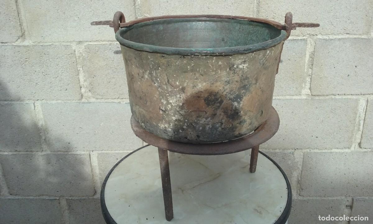 Antiques: ANTIGUO CALDERO DE LA MATANZA. DE COBRE. CON SUS TR&Eacute;BEDES. S XIX.