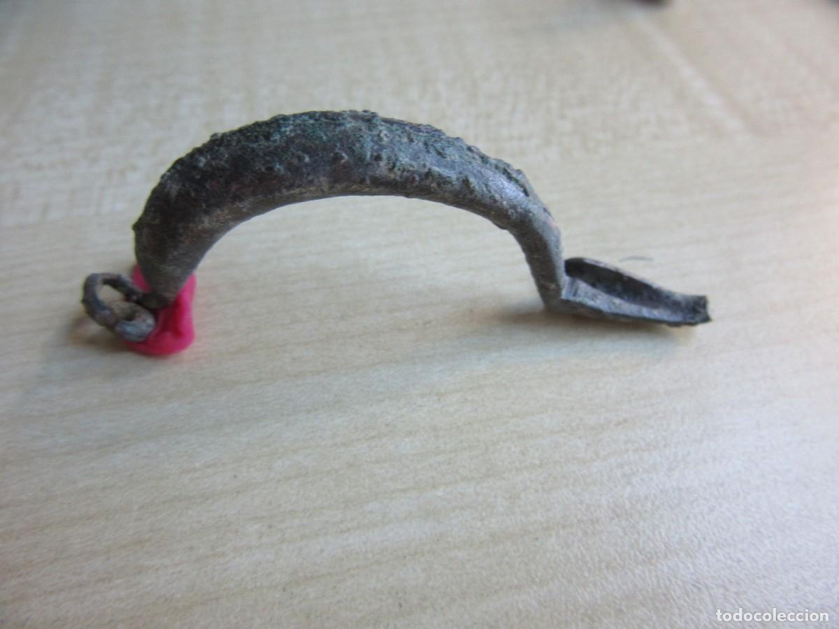 Oggetti Antichi: Arco de f&iacute;bula de Bronce Conserva parte del muelle &Eacute;poca romana Medidas 5,2 cm