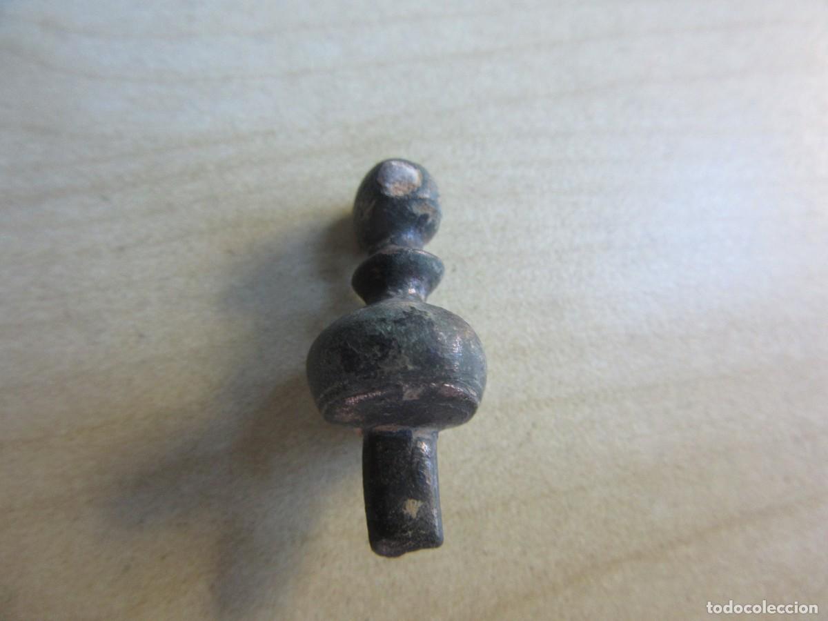 Antig&uuml;edades: Terminal de f&iacute;bula de pie vuelto con piedra original &Eacute;poca Prerromana Bronce Medida 2,5 cm