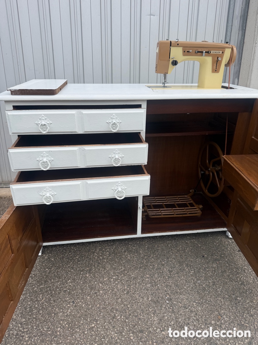Antig&uuml;edades: M&aacute;quina de coser Singer con mueble - Foto 2