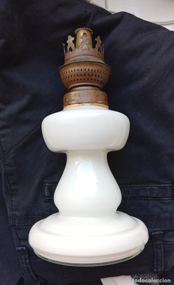 Antig&uuml;edades: Antiguo quinqu&eacute; de Opalina - Foto 1