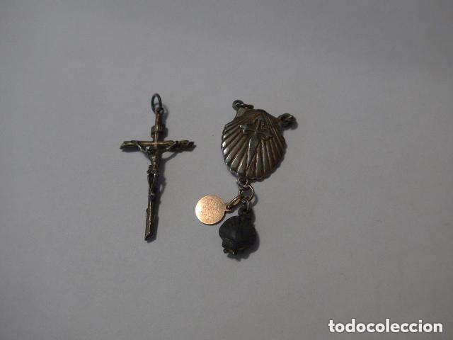 Antig&uuml;edades: Lote antiguo de crucifijo y resto colgante de santiago, original.