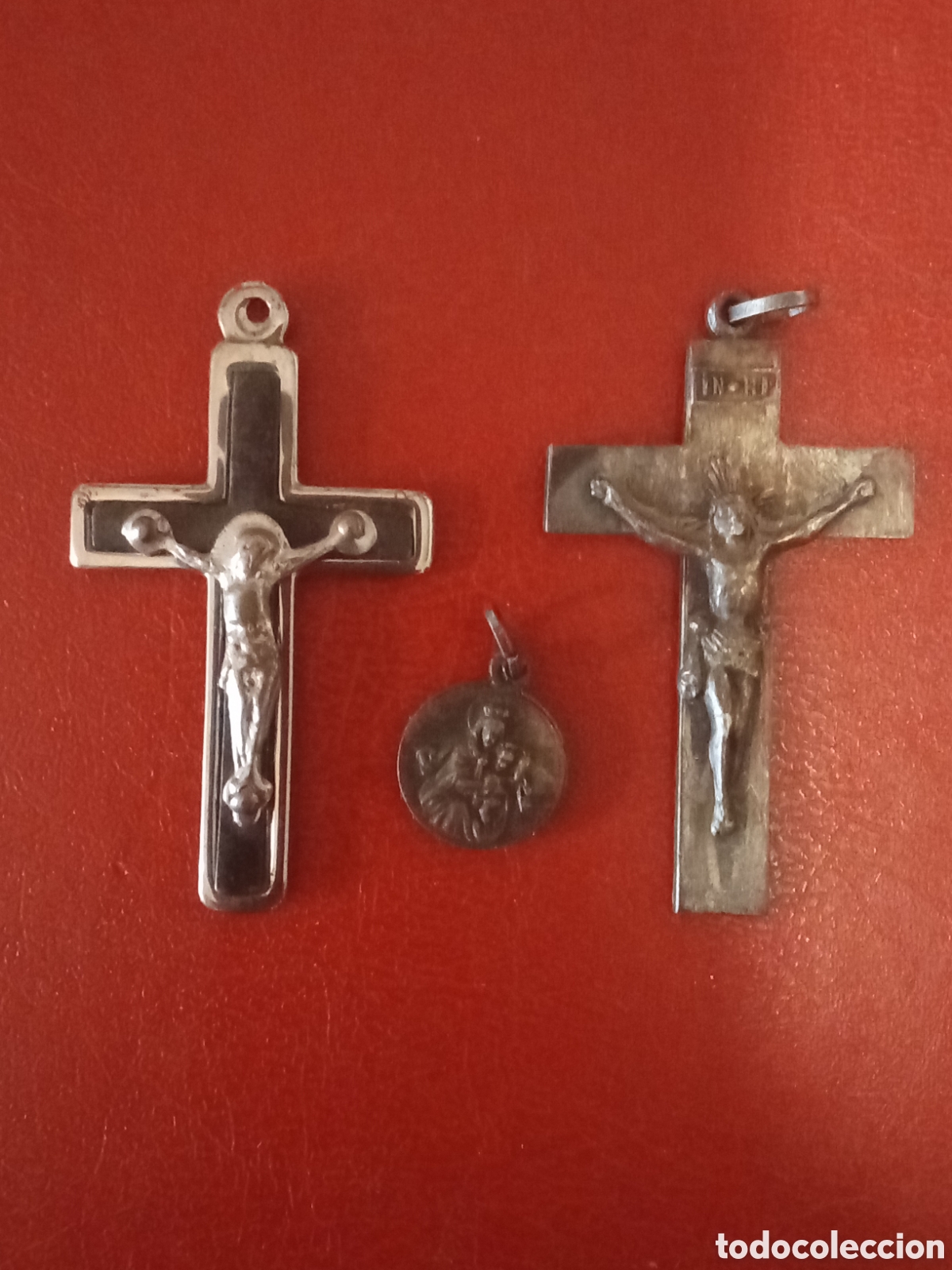 Antig&uuml;edades: lote de 2 crucifijos y una medalla a&ntilde;os 40
