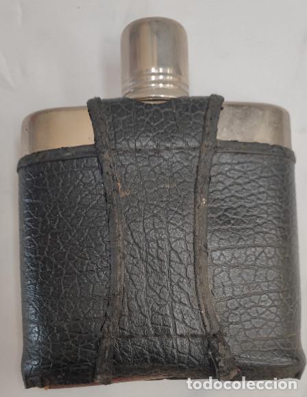 Antiques: ANTIGUA PETACA DE CRISTAL Y METAL CON FUNDA DE CUERO