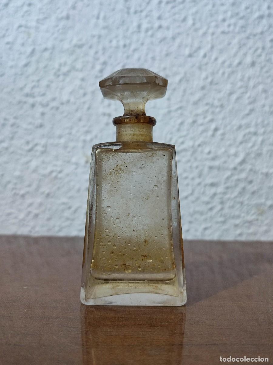 Antig&uuml;edades: Bote de cristal con la patina del tiempo.