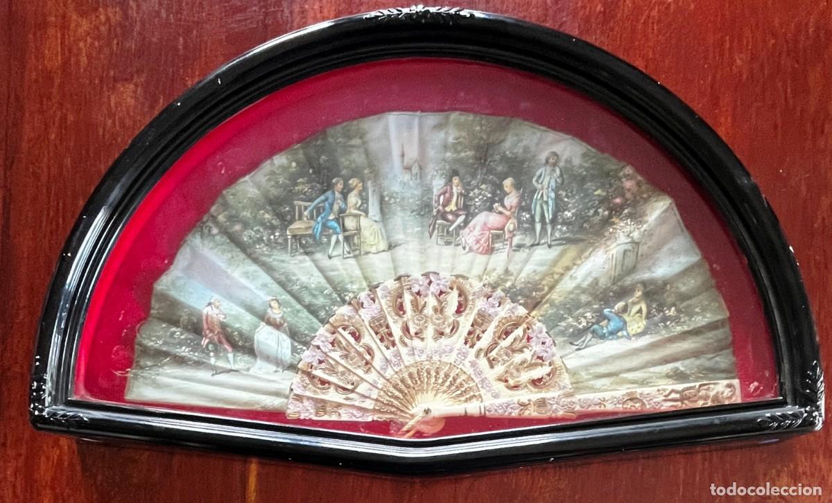 Antig&uuml;edades: ENCANTADOR ABANICO DE CELULOIDE CALADO, CON ABANIQUERA, LA ABANIQUERA MIDE 53 X 31 CMS. APROXIMADAME