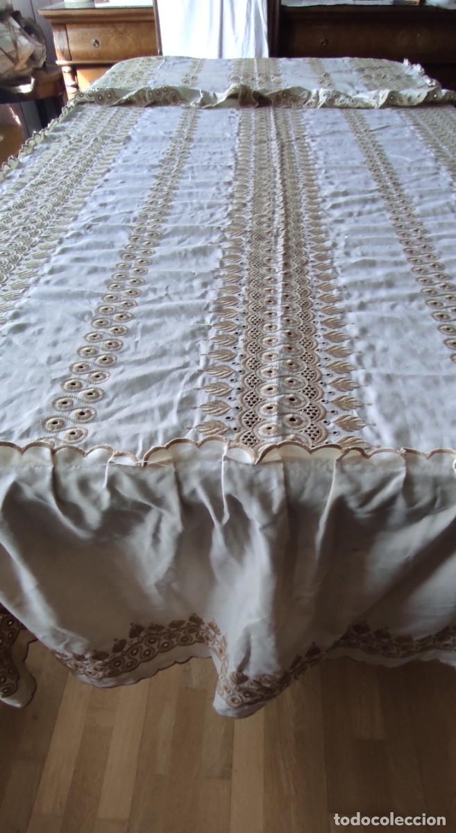 Antig&uuml;edades: ANTIGUO JUEGO DE CAMA DE 90. CUBRECAMA CON VOLANTE Y CUBREALMOHADA A JUEGO. BORDADO SUIZO