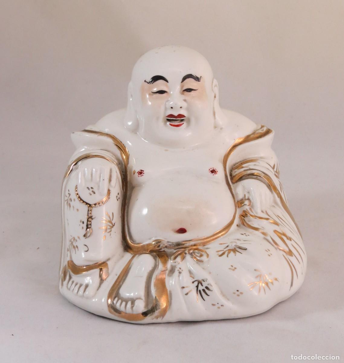 Antig&uuml;edades: Buda Porcelana Chinesa dec Branco e Dourado; Marcado Fabricado em Macau; Altura 14cm; Condi&ccedil;&atilde;o boa.