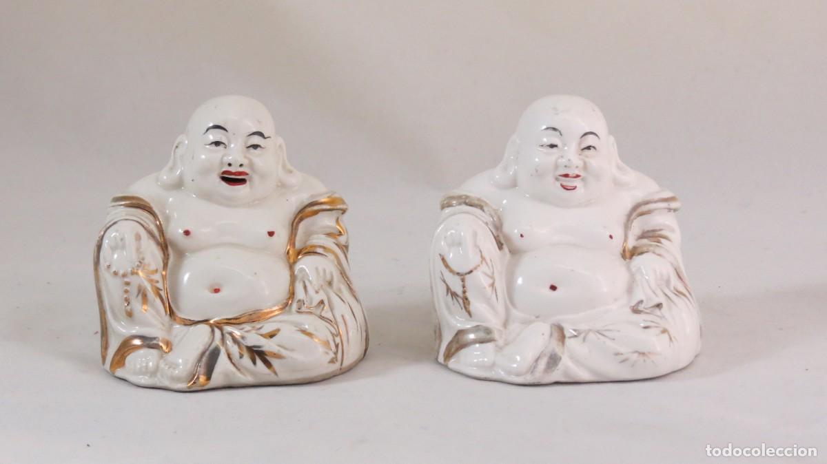 Antig&uuml;edades: Pareja de Budas de Porcelana China dec Blanco y Oro; Marcado Hecho en Macao; Altura 9cm; Buen estado