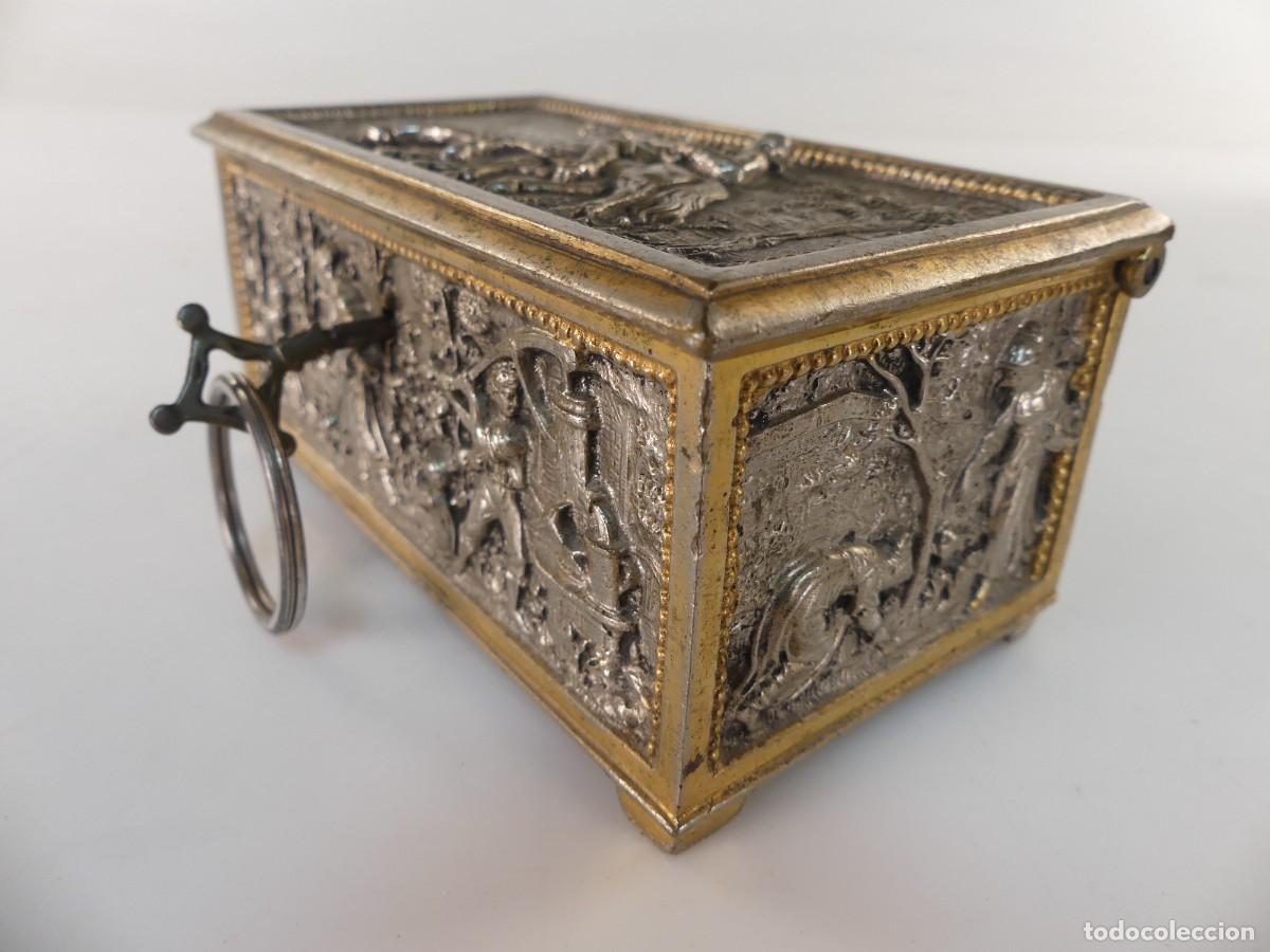 Antiques: PRECIOSA CAJA DE METAL FIGURAS DE RELIEVE OBJETO DE COLECCION