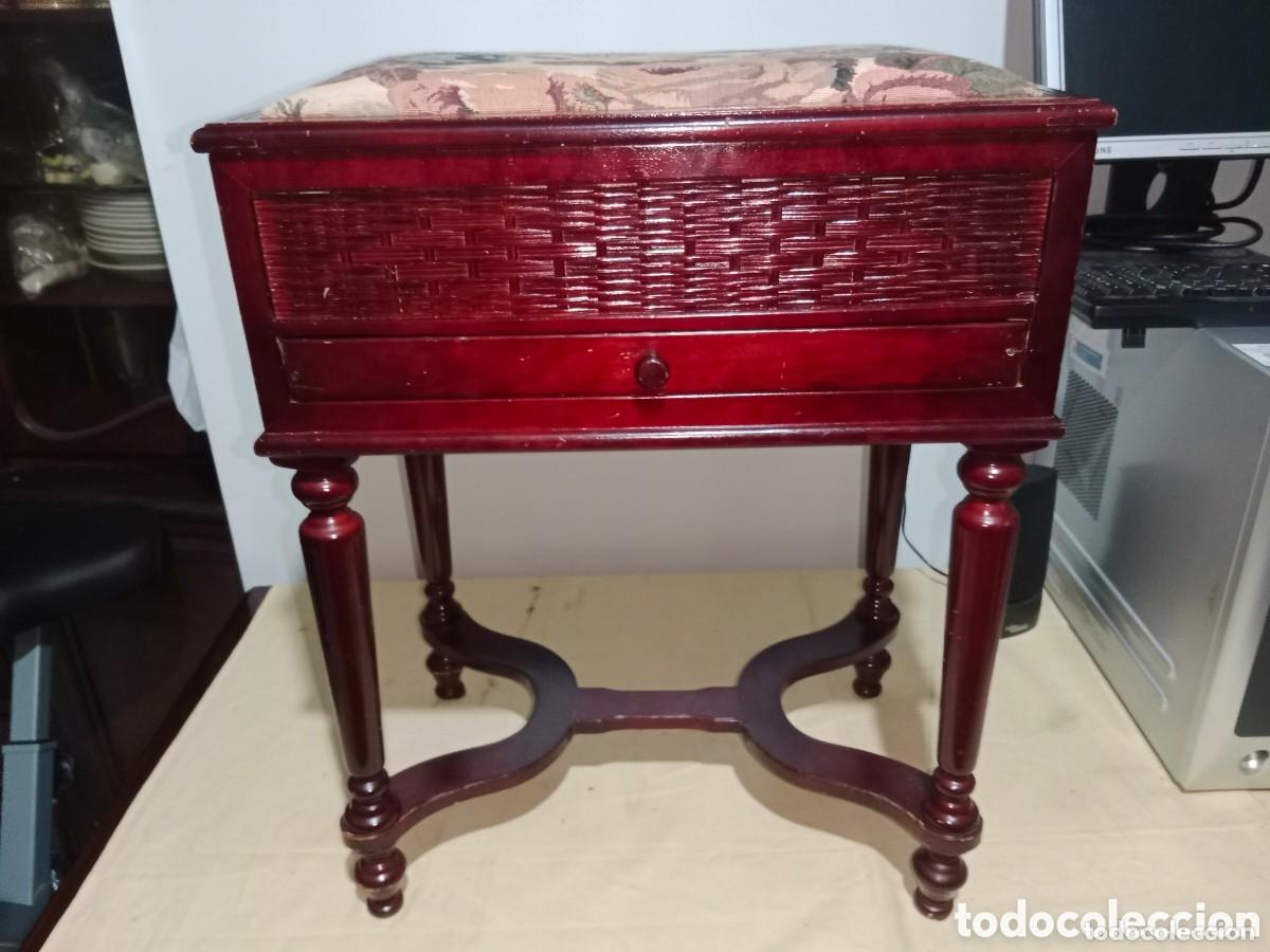 Antig&uuml;edades: Costurero de madera y Enea...
