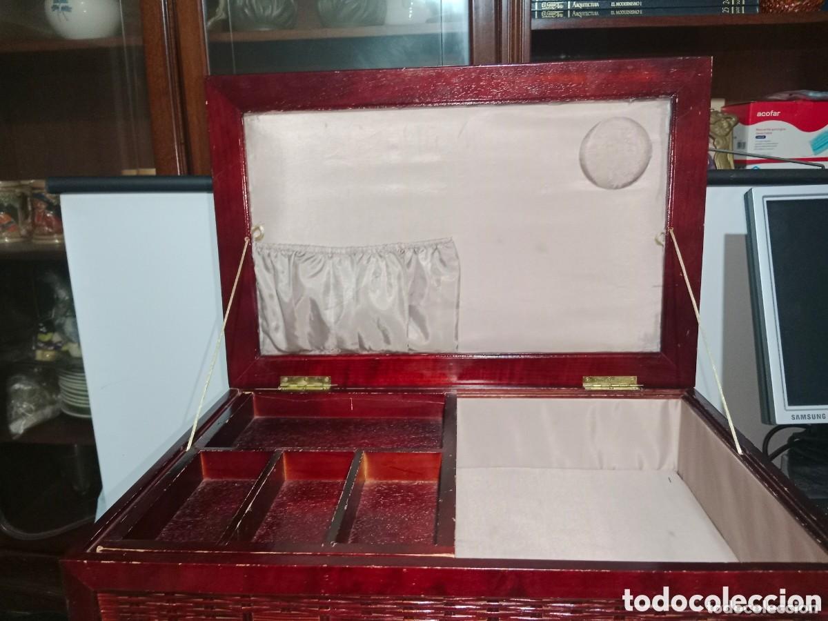 Antig&uuml;edades: Costurero de madera y Enea... - Foto 6