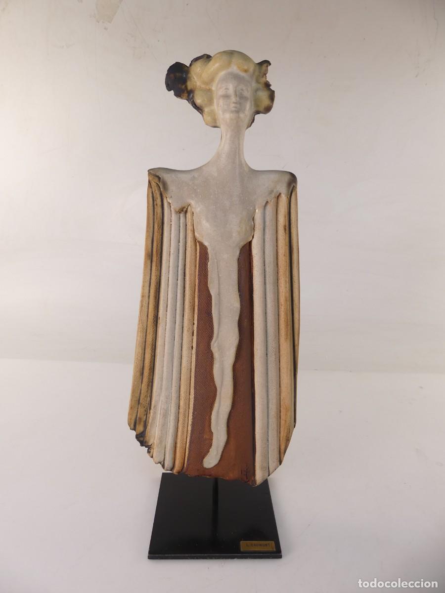 Antiguidades: LILIANE CAUMONT - ESCULTURA DE CER&Aacute;MICA SOBRE PEANA DE METAL