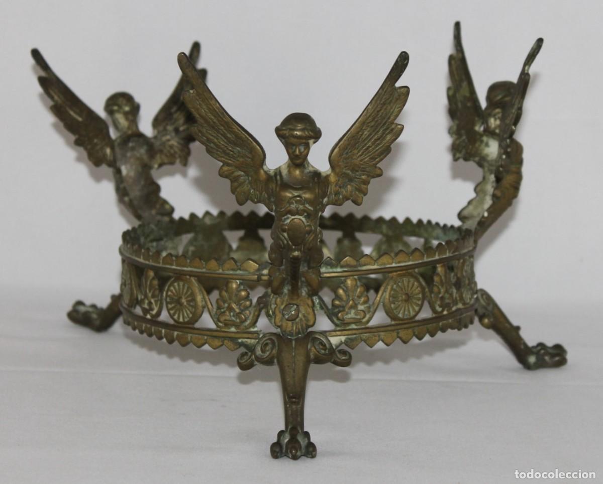 Antig&uuml;edades: Centro de mesa antiguo de bronce con &aacute;ngeles alados. Estilo Imperio. Siglo XX