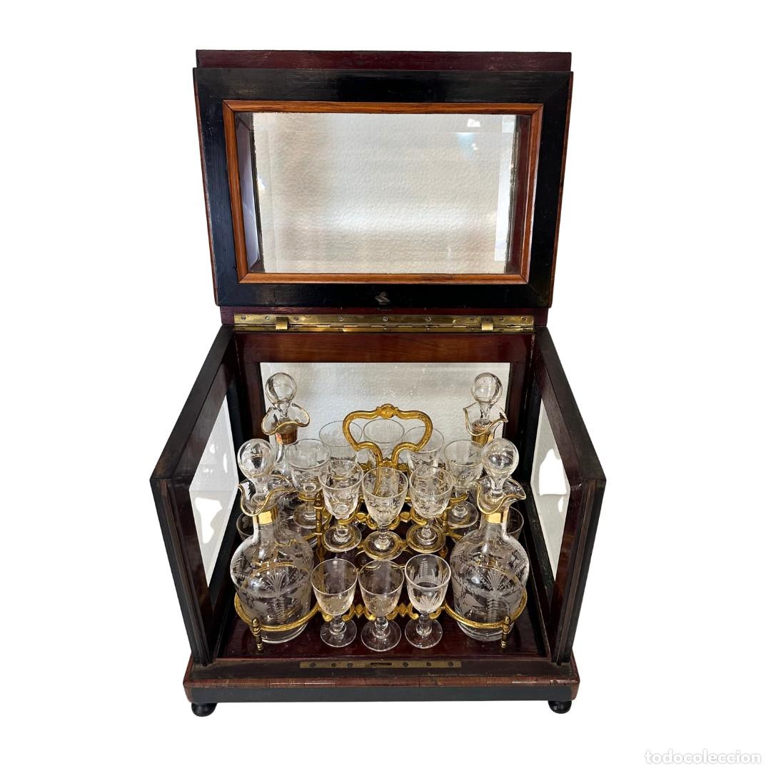 Antig&uuml;edades: Licorera, palosanto y &eacute;bano, ormol&uacute;, cristal de Baccarat grabado, Napole&oacute;n III, circa 1880 &ndash; Francia