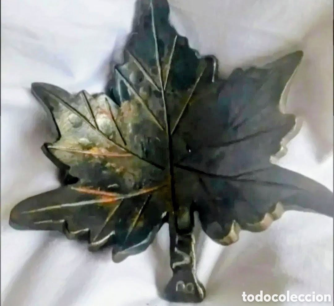 Antig&uuml;edades: Hoja de parra antigua de adorno de metal, probablemente bronce.