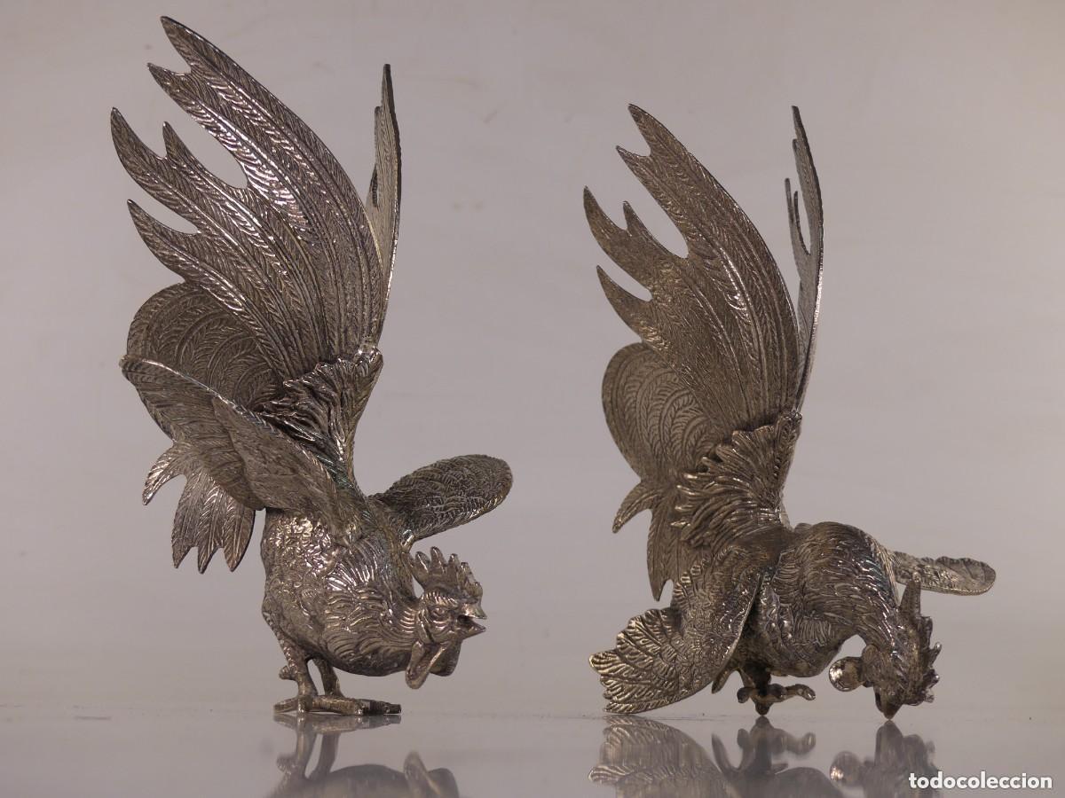 Antiques: FIGURAS DE GALLOS DE PELEA DE METAL PLATEADO BONITOS OBJETOS DE DECORACION