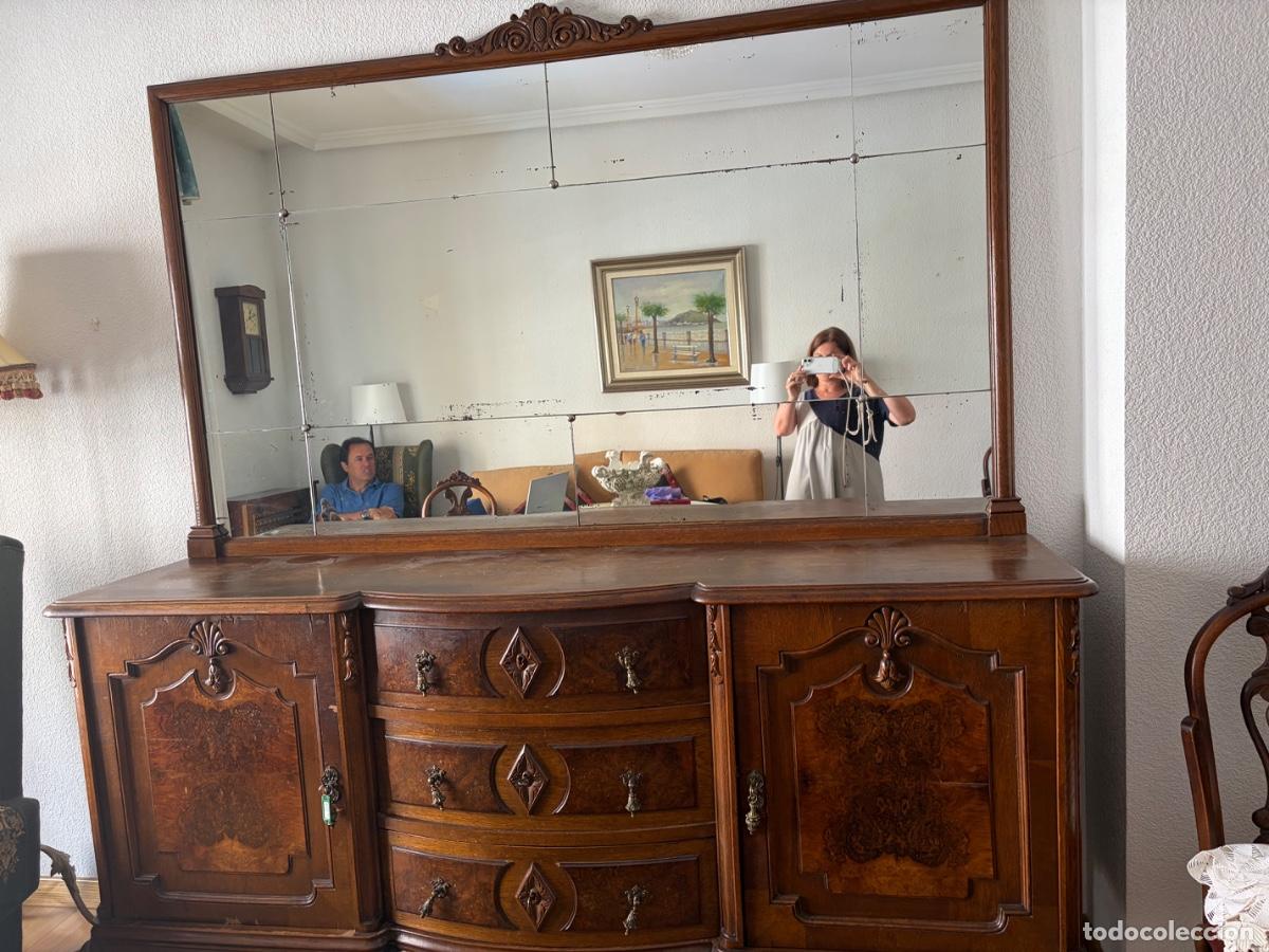 Antig&uuml;edades: Aparador antig&uuml;o madera maciza con un elegante espejo biselado.