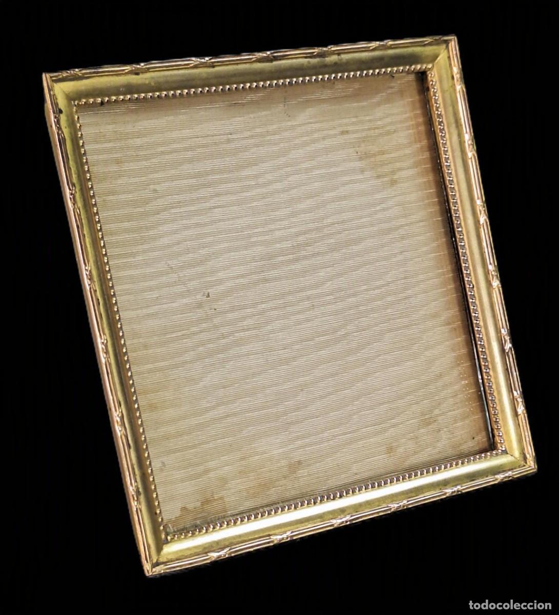 Antig&uuml;edades: Marco. Bronce dorado. Siglo XIX-XX. 12 cm x 12 cm.