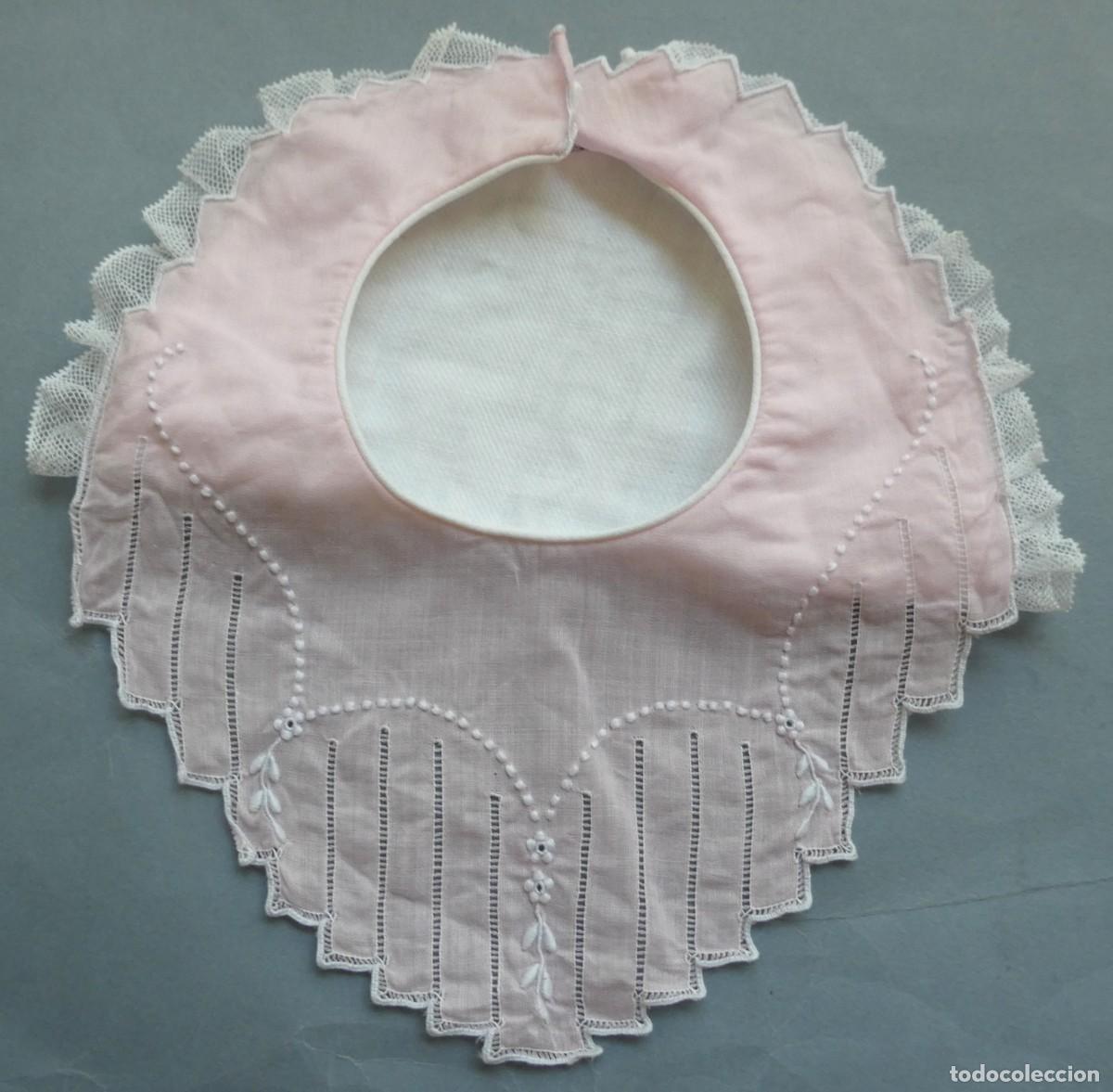 Antig&uuml;edades: ANTIGUO BABERO BORDADO PARA BEBE O MU&Ntilde;ECA PPIO.S.XX