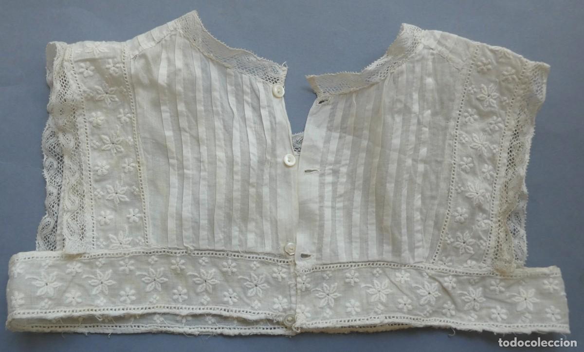 Antig&uuml;edades: PARTE SUPERIOR DE UN VESTIDO DE MUSELINA CON TABLILLAS Y BORDADOS PARA NI&Ntilde;A - MU&Ntilde;ECA PPIO.S.XX