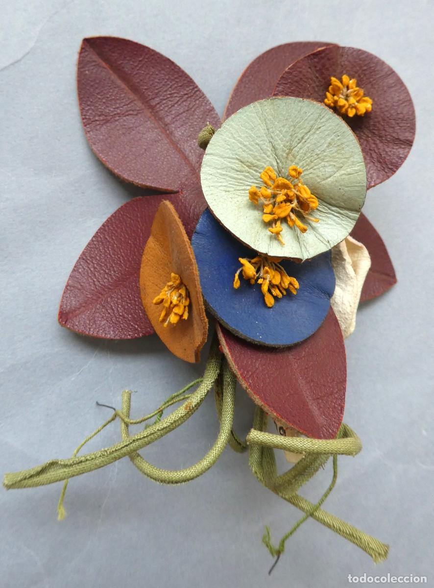 Antig&uuml;edades: ANTIGUAS FLORES DE CUERO PARA ADORNAR PRENDAS MEDIADOS S.XX