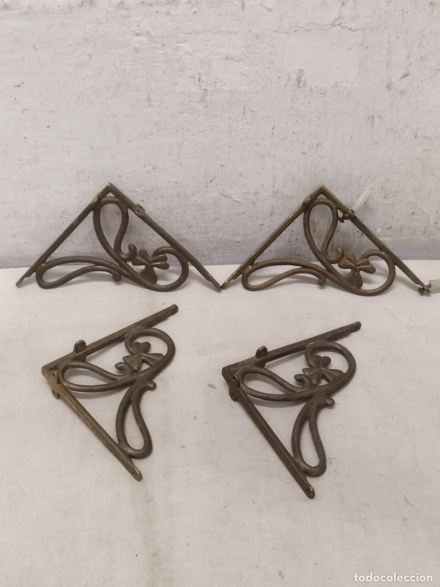 Antig&uuml;edades: Cuatro antiguas escuadras de estanter&iacute;a o ornamentos, en bronce o lat&oacute;n. Adornos modernista.