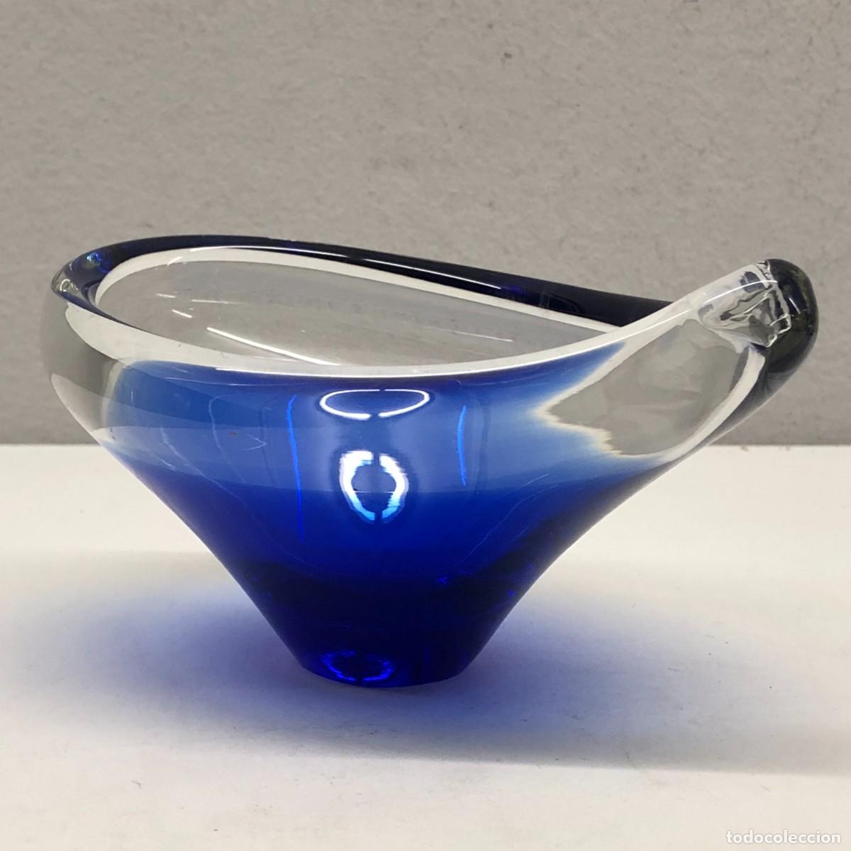 Antig&uuml;edades: CUENCO DE VIDRIO - NUCLEO AZUL COBALTO - VIDRIO SOPLADO CON TECNICA DE CAPAS - 9 X 18 CM / 545