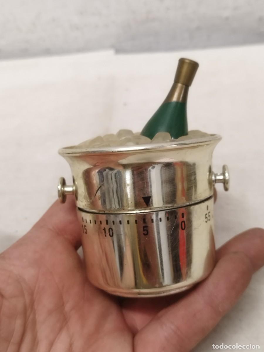 Antig&uuml;edades: Temp&ograve;rizador de cocina, en forma de cubitera con hielo y botella de cava, champagne.
