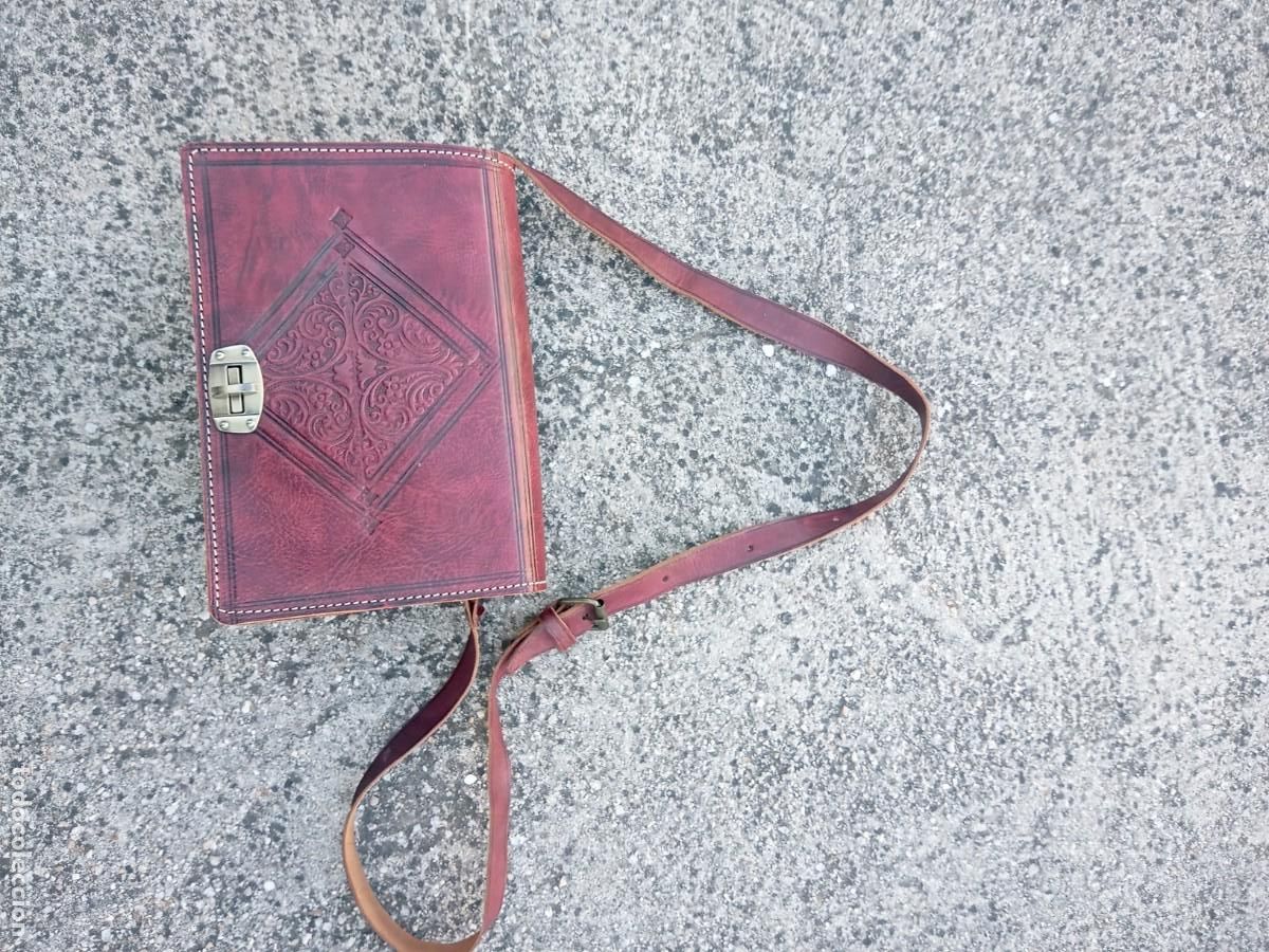 Antig&uuml;edades: BONITO BOLSO DE CUERO LABRADO COLOR SANGRE DE BUEY