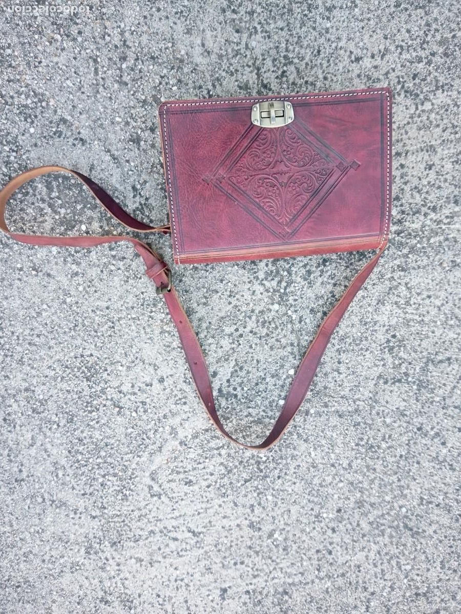 Antig&uuml;edades: BONITO BOLSO DE CUERO LABRADO COLOR SANGRE DE BUEY
